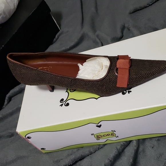 Short Heels - Picture 4 of 7